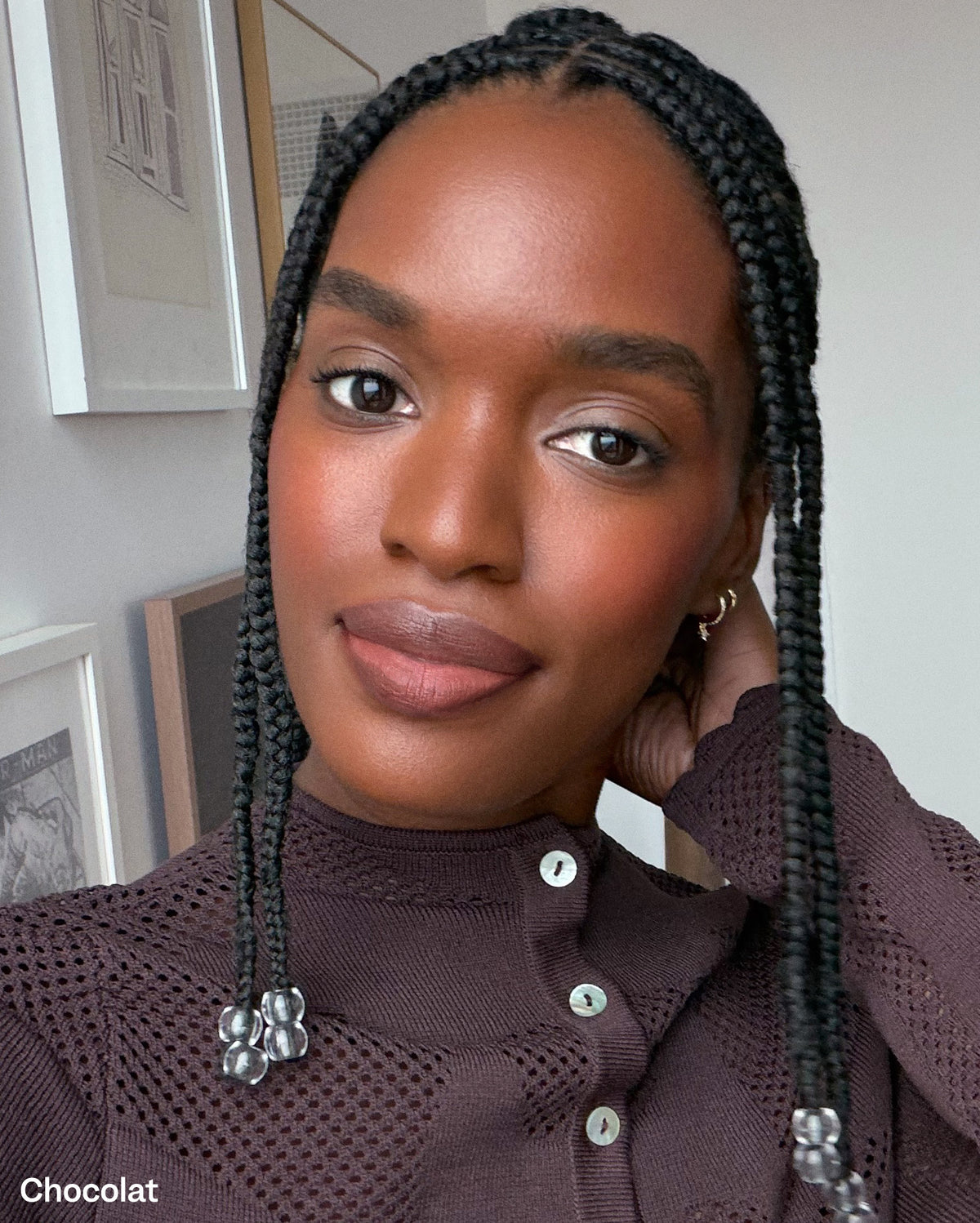 Chocolat. Close-up of a woman with deep skin tone wearing cool brown lipstick with pink and red undertone from her natural lip color. - Bisou Balm